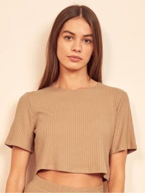 Reformation Ribbed Cropped Tee in Camel XS